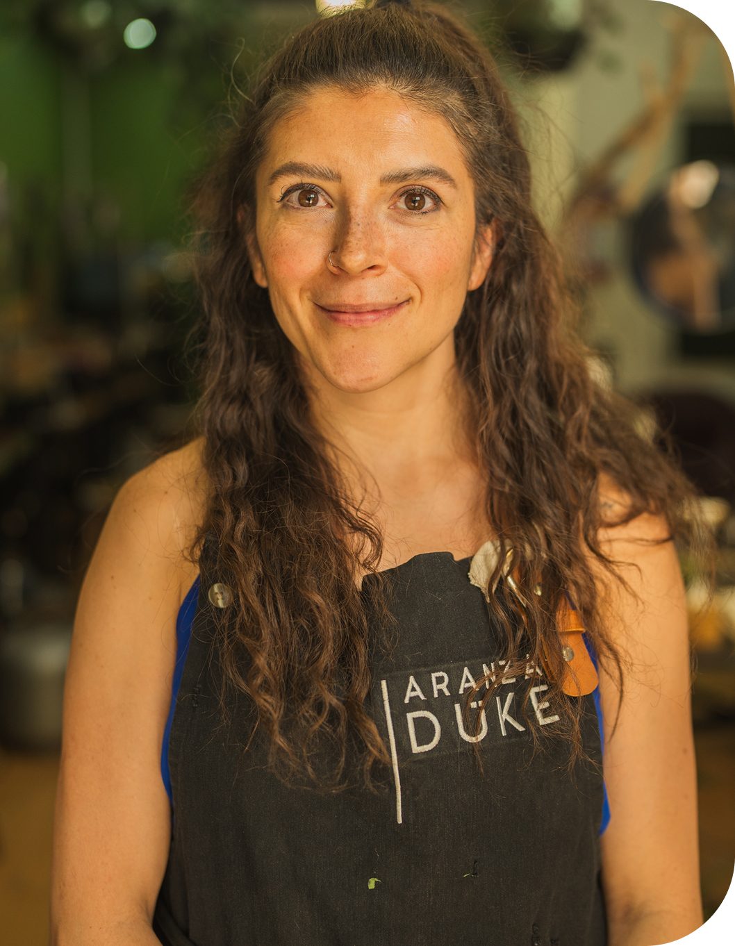 Aranza Düke en su taller de joyería